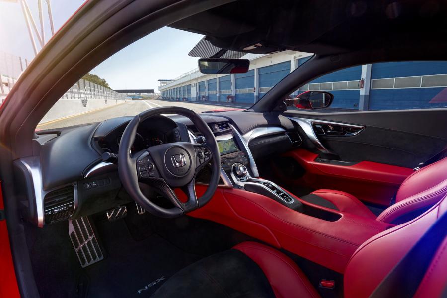 Интерьер Honda NSX 2016 года  (фото 6 из 29)